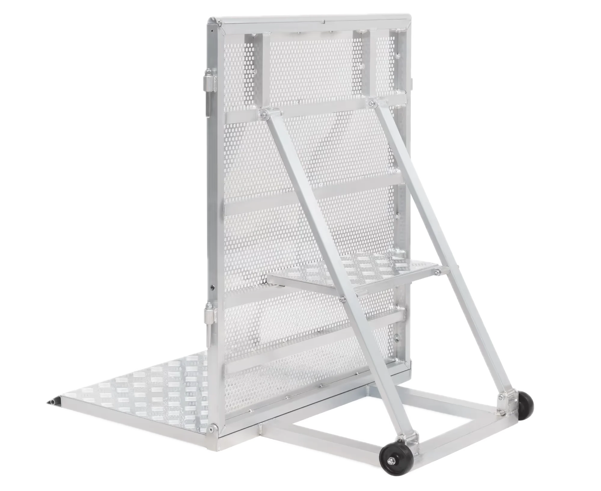 Barrière crash en aluminium en position de manutention, pliée et équipée de roulettes pour le déplacement.