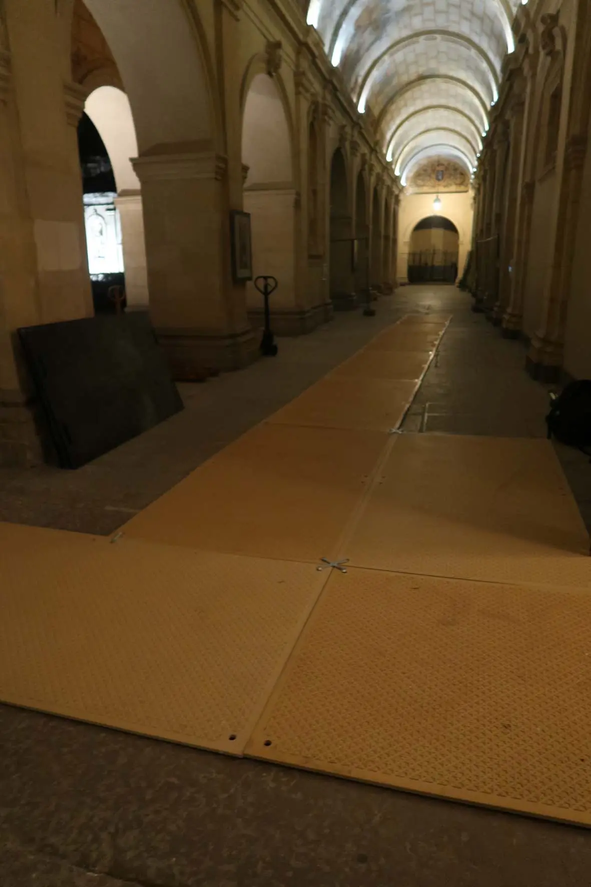 Plaques de protection de sol en intérieur pour création de cheminement sécurisé dans un bâtiment historique.