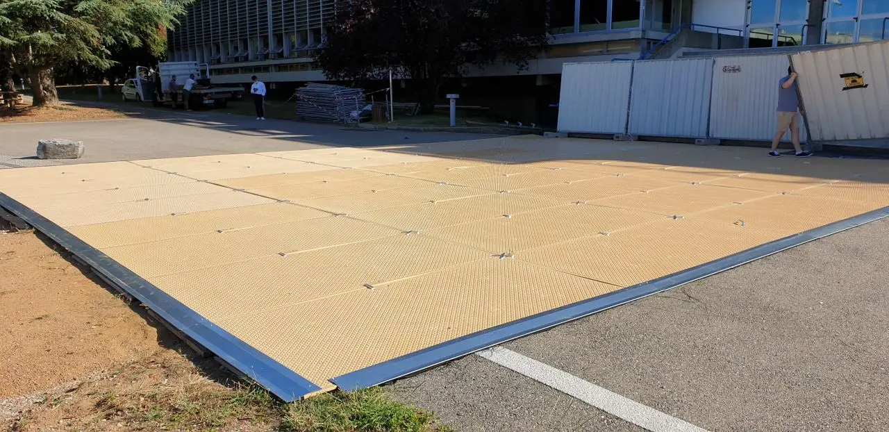 Plaques de sol modulaires pour intérieur, idéales pour protéger les surfaces et créer un chemin sécurisé lors d’événements.