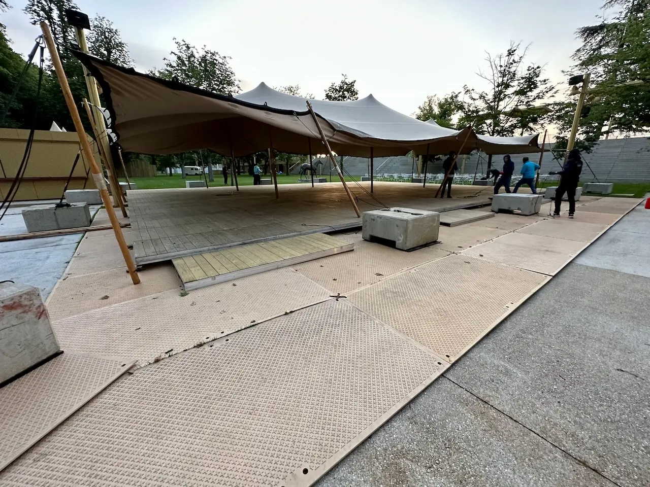 Plaques de protection de sol sous structure événementielle, solution de stabilisation pour sols meubles et zones de passage intensif.