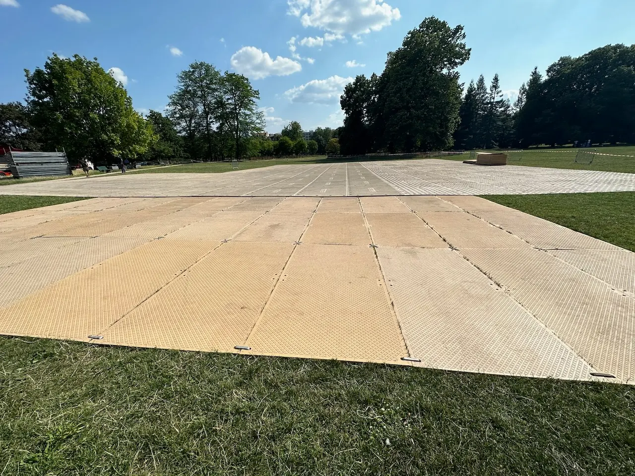 Plaques de roulage installées sur terrain naturel pour stabilisation et protection des sols en extérieur.