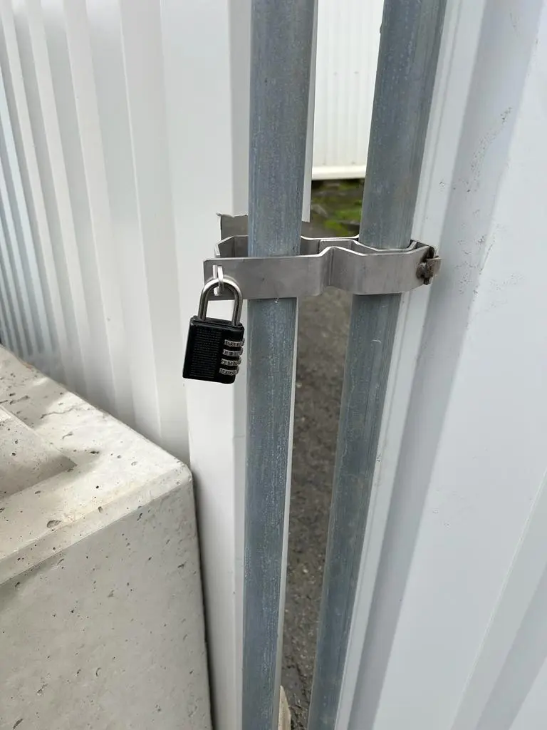 Système de fermeture de clôture de chantier avec collier métallique et cadenas, solution de sécurisation d’accès temporaire.