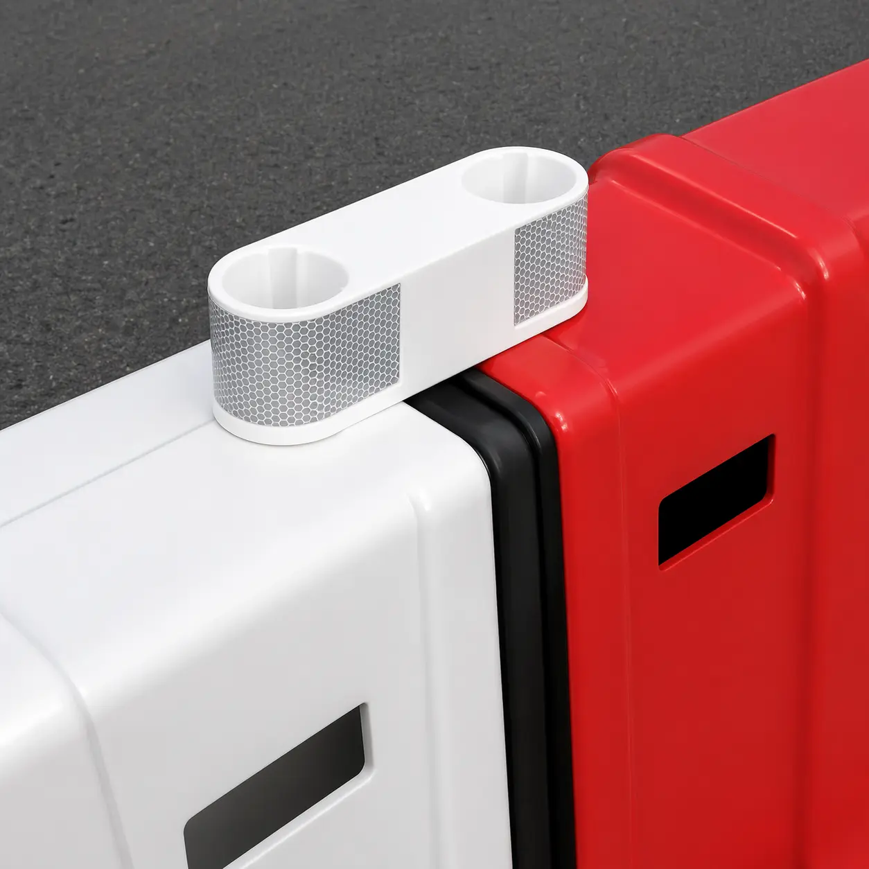 Détail du système de fixation et poignée de barrière de chantier plastique rouge et blanc avec bandes réfléchissantes