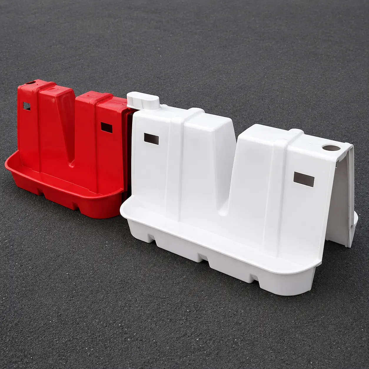Séparateurs de voie en plastique rouge et blanc type GBA pour balisage et sécurisation de zones de travaux