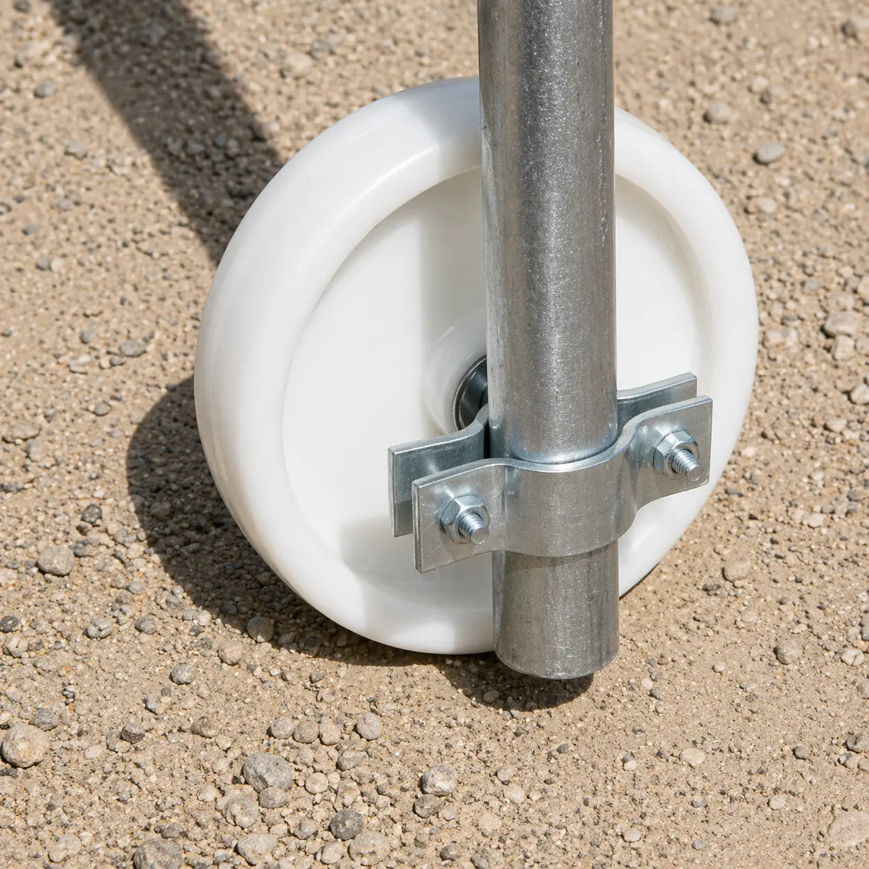 Roulette de portail pour clôture mobile installée sur pied métallique pour ouverture fluide sur terrain chantier