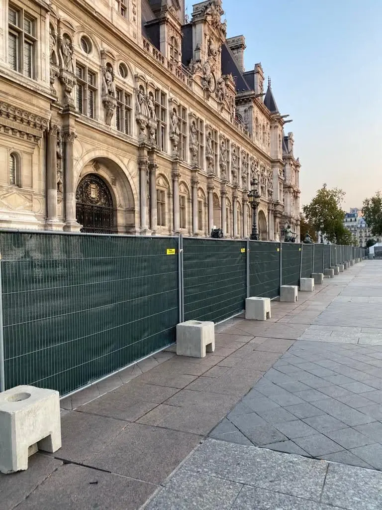 Brise-vue vert installé sur clôture grillagée pour sécurisation de chantier en milieu urbain
