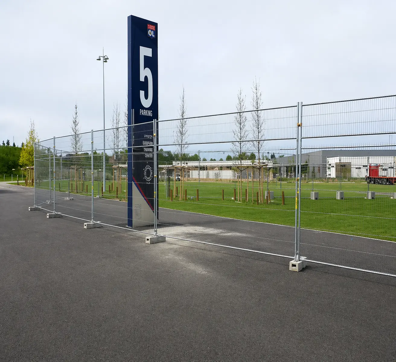 Clôture grillagée temporaire de chantier pour délimitation de parking et gestion des accès