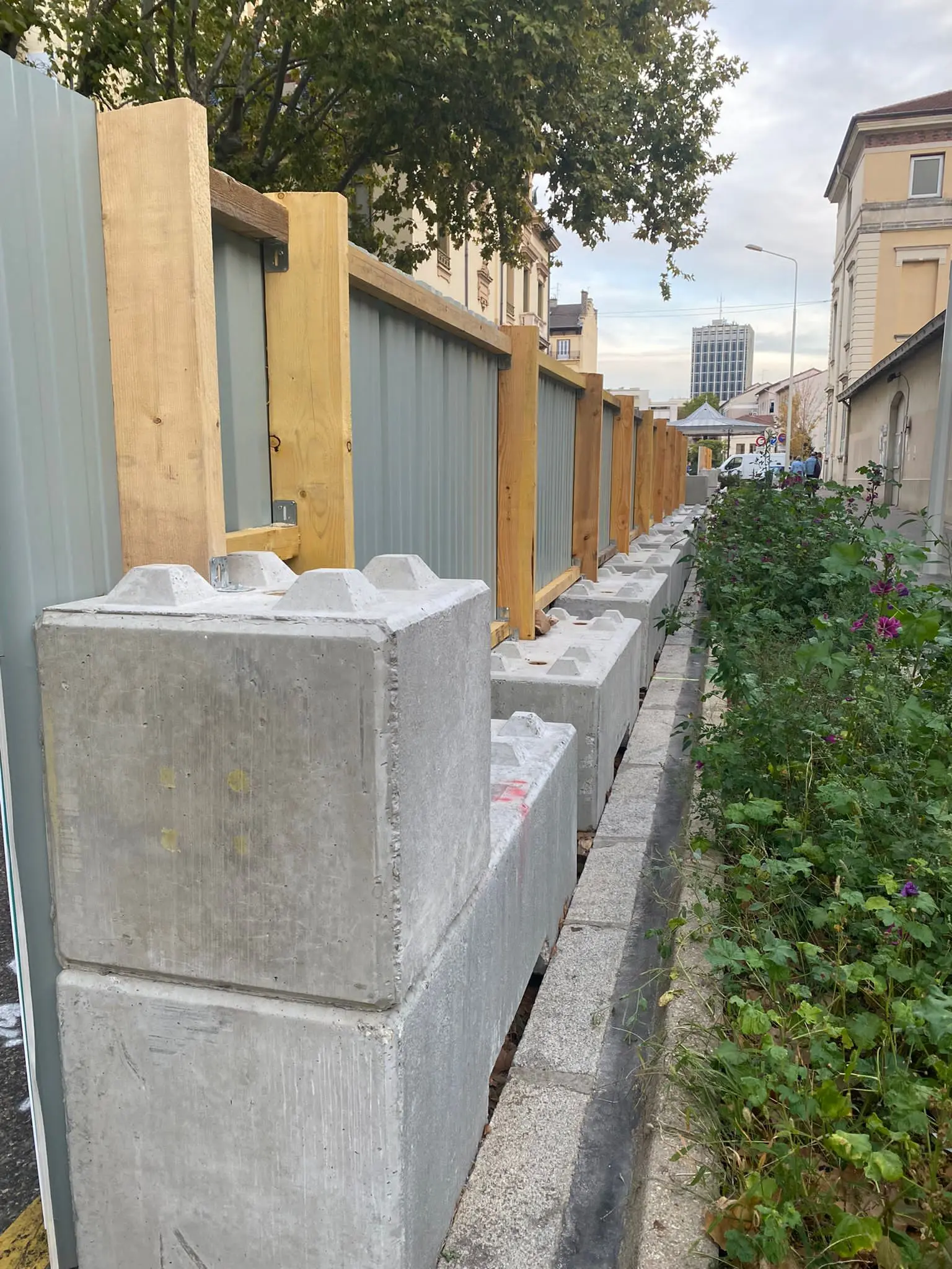 Système de lestage béton pour clôture de chantier sans ancrage