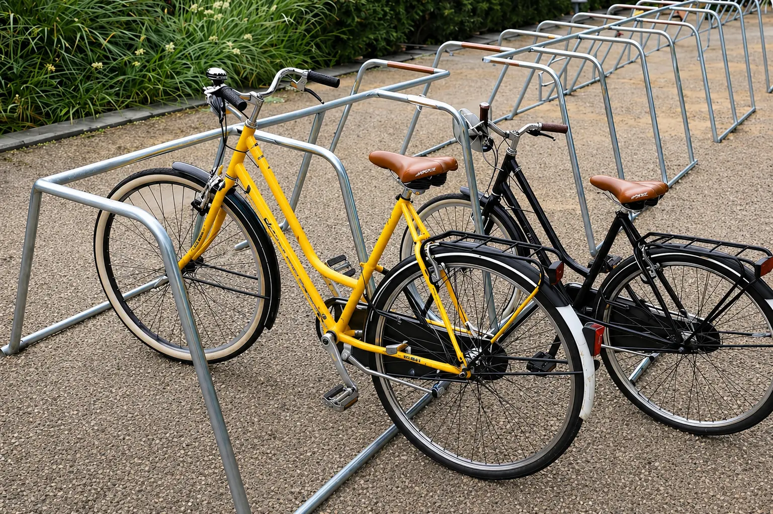 Support de stationnement pour vélos avec plusieurs emplacements alignés sur un sol