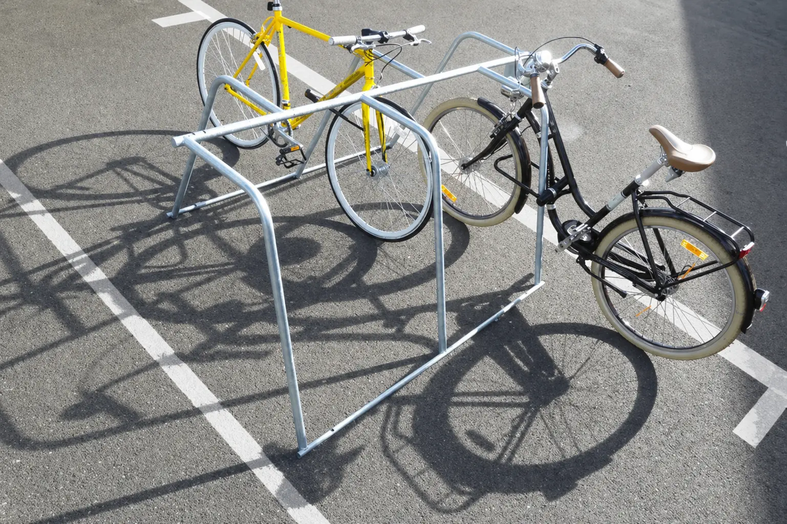 Râtelier vélo en acier galvanisé utilisé pour organiser le stationnement des vélos.