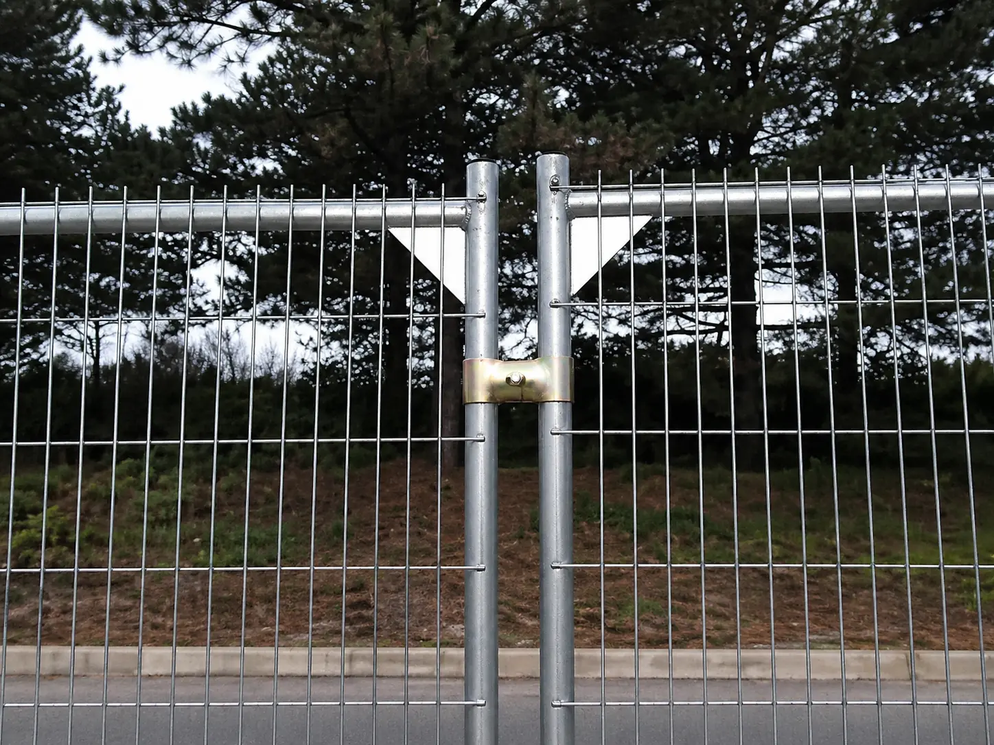 Système de connexion entre panneaux de clôture mobile renforcés