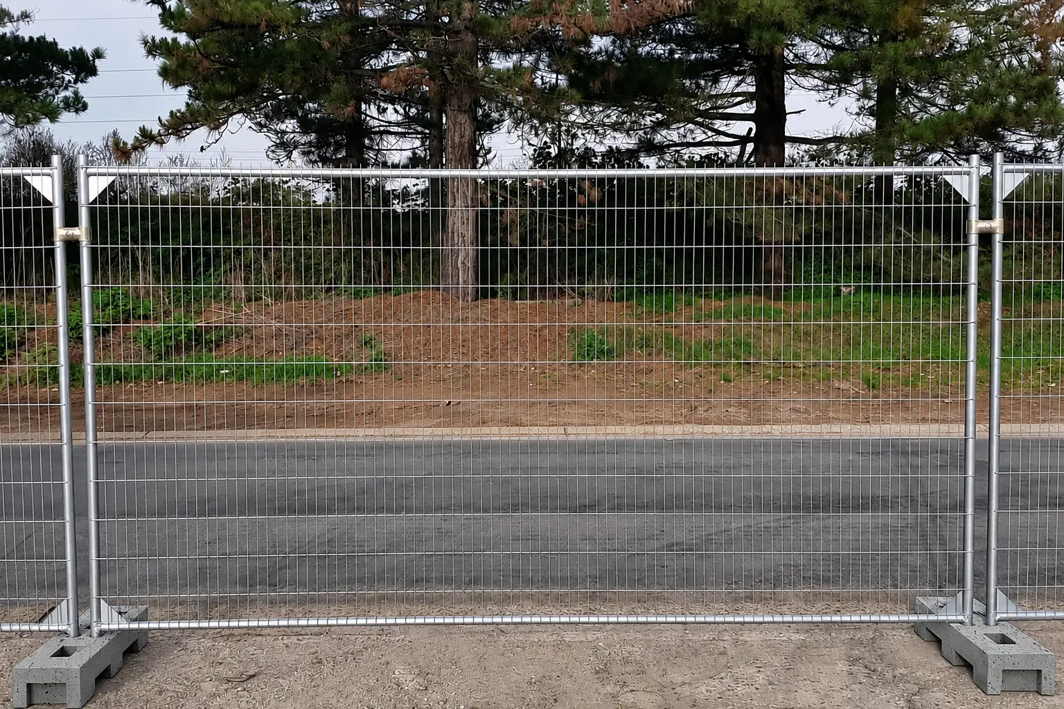 Barrière grillagée mobile avec socles béton