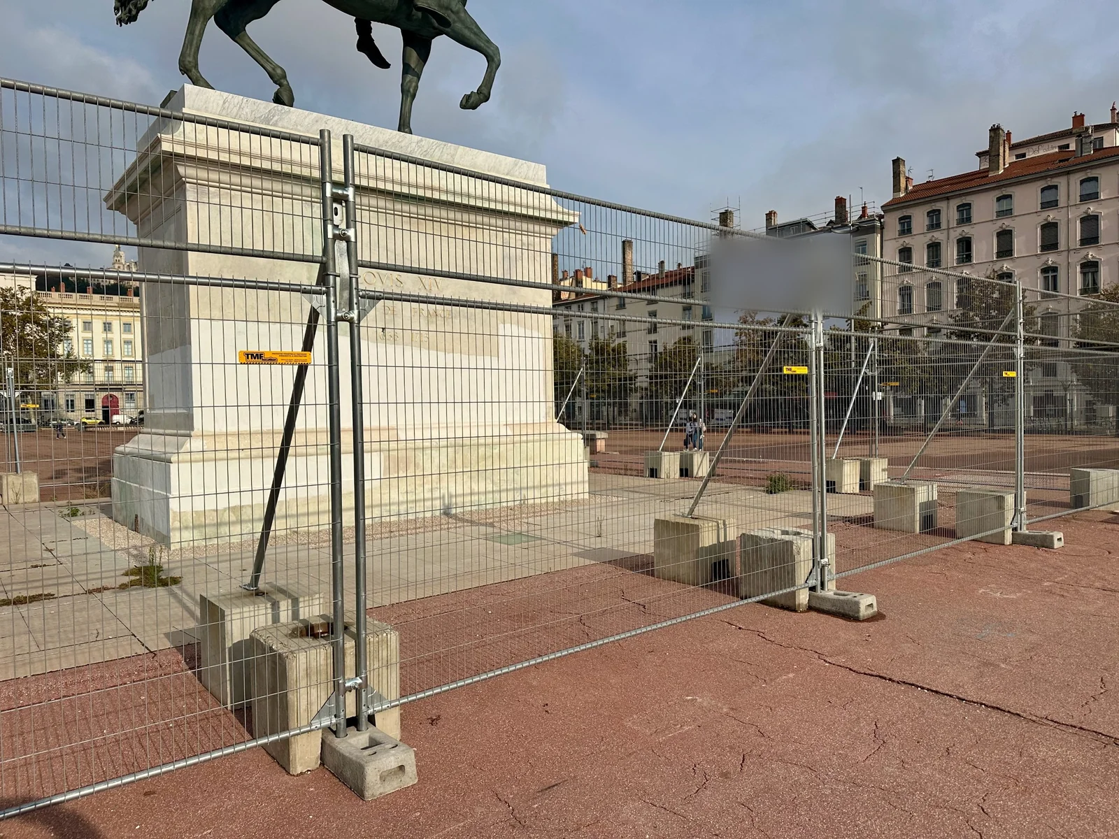 Statue de la place Bellecour à Lyon protégée par une double ligne de clôtures Heras TMF Location