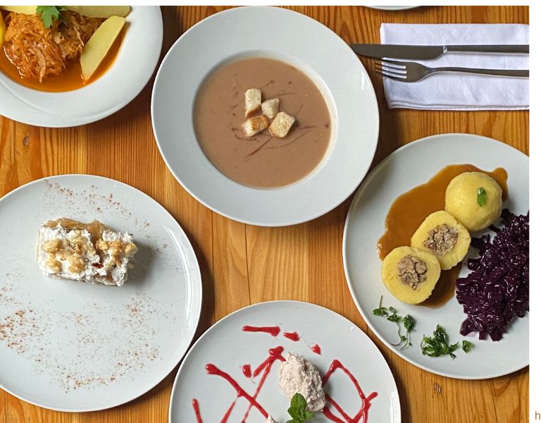 Veganes Weihnachtsmenü mit festlich angerichtetem Tellern