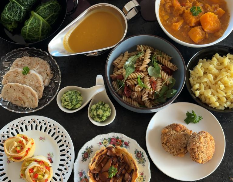 Veganes Catering-Buffet mit Knödeln, Pasta-Salat, Bratensauce, Krautrouladen – frisch handgemacht von Schlicht Vegan in Wien & Niederösterreich