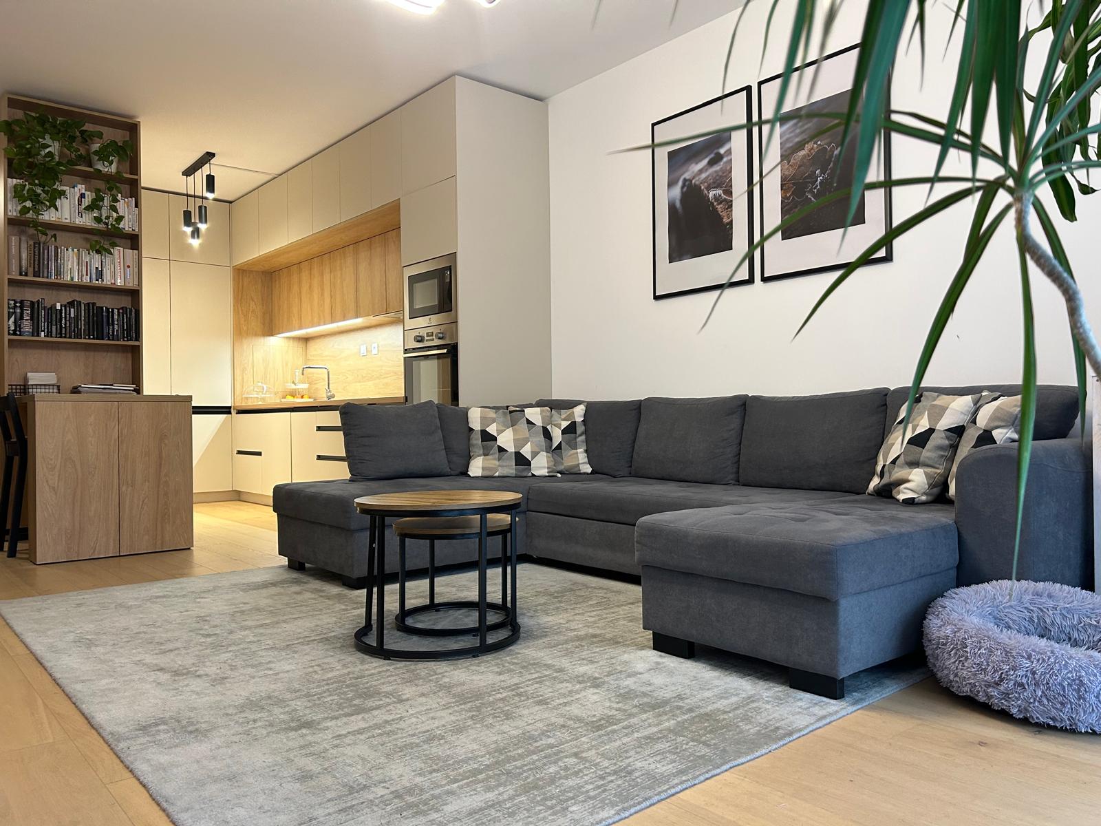 Exkluzívny 2-izbový byt v srdci Nitry – súkromná záhrada + garáž