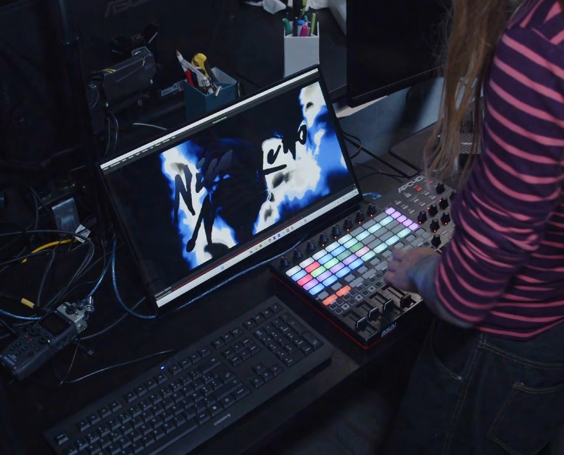 Nico Moreno, VJing en direct depuis un ordinateur et un contrôleur à pads lumineux