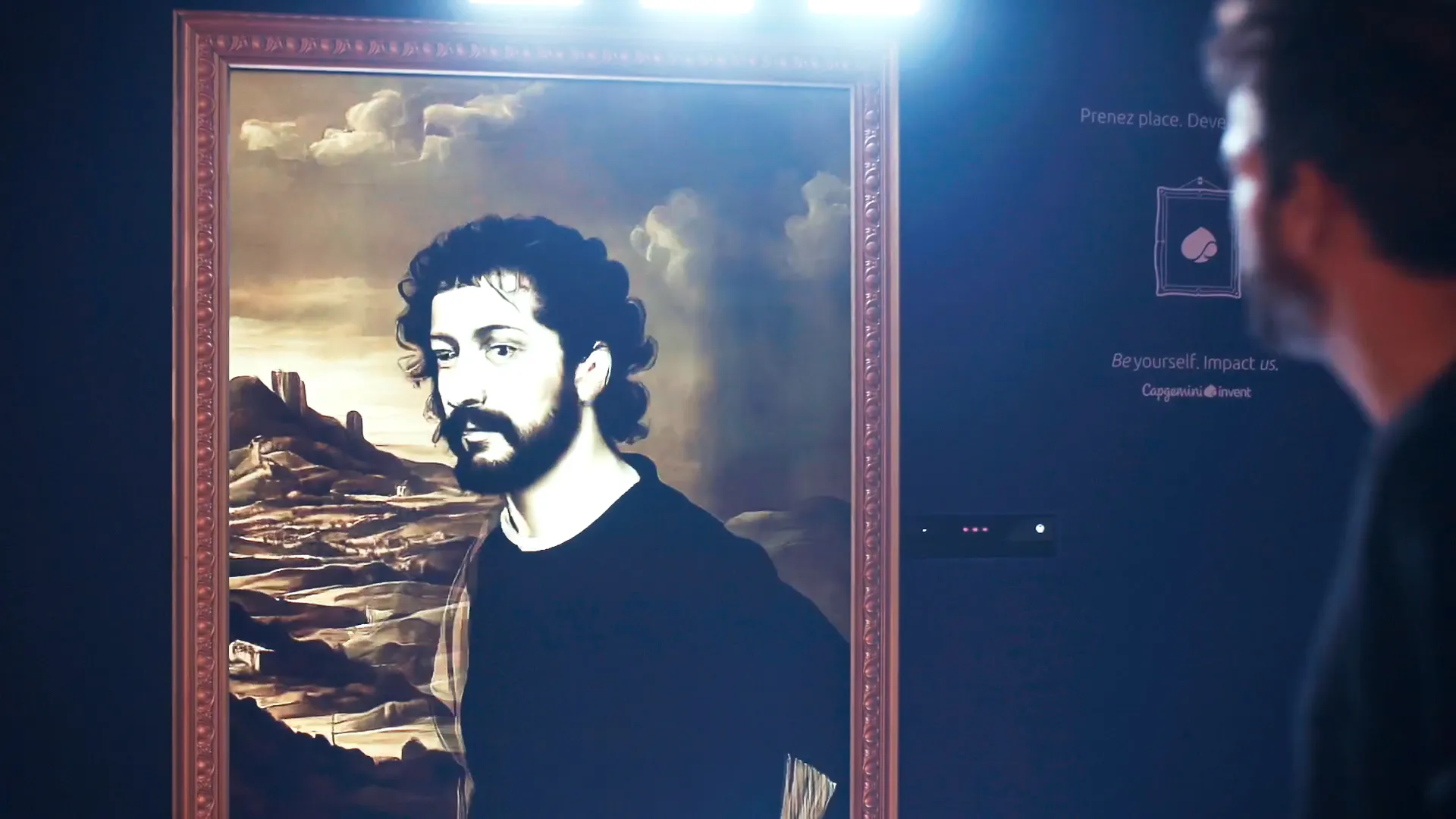 Visiteur face à un portrait de style Renaissance dans un cadre doré lumineux, Carrousel du Louvre
