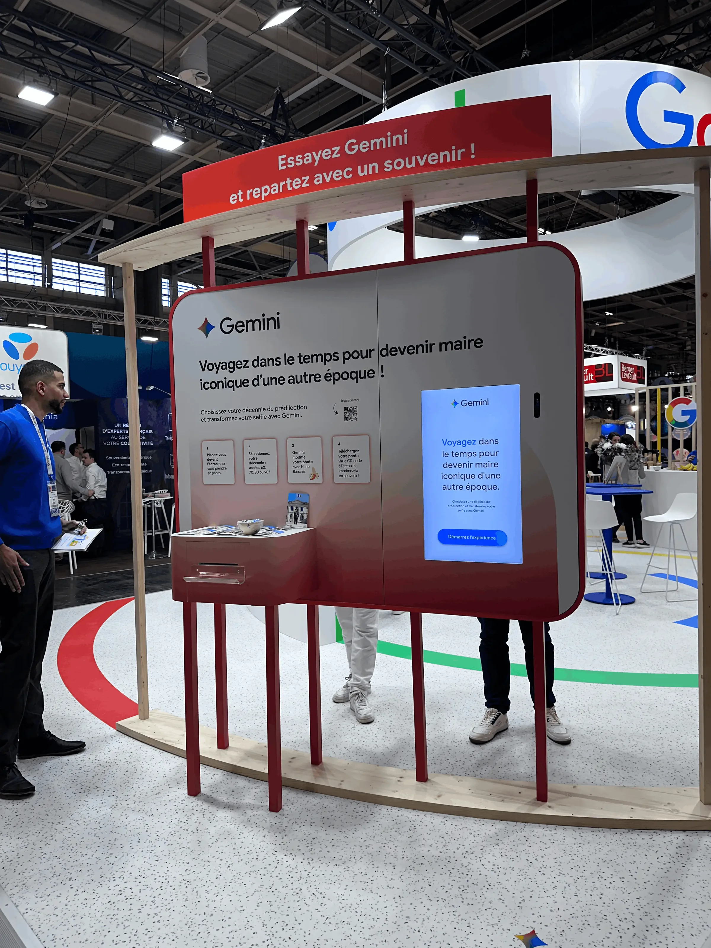 Gemini, stand en salon avec borne photo IA sous une arche rouge