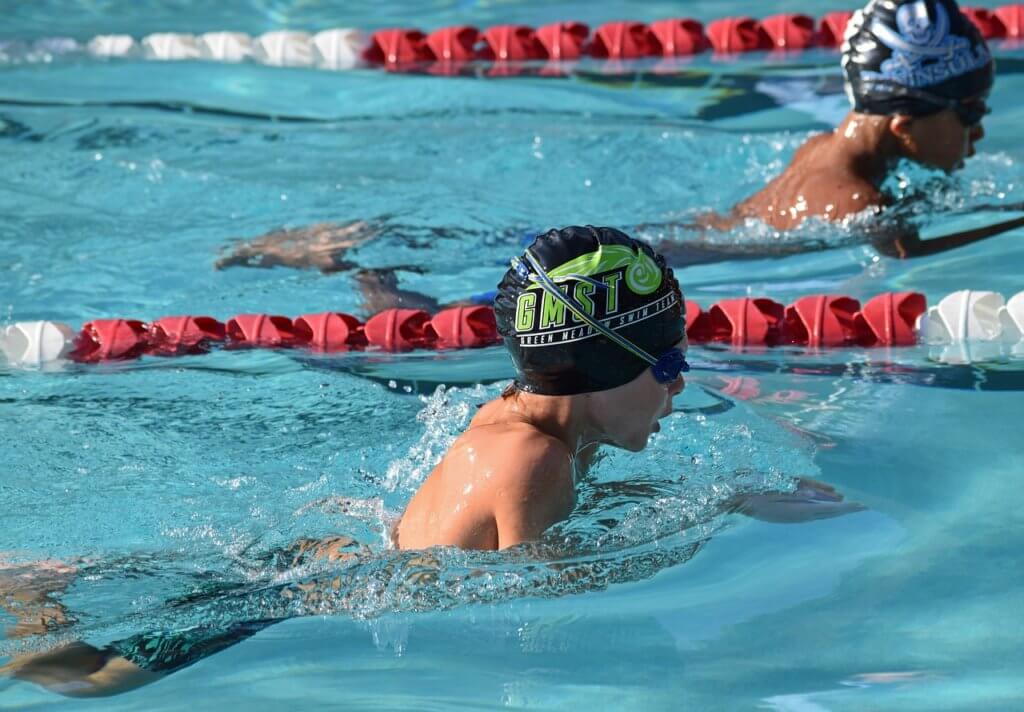 Kids swimming in the pool for exercise 