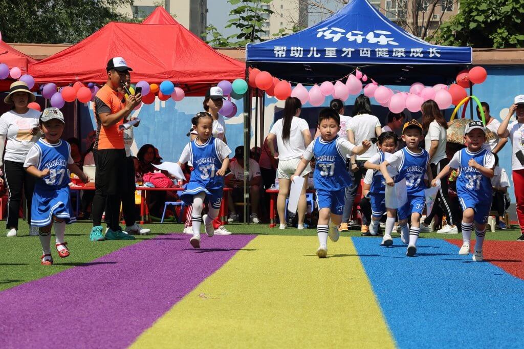 Kids running a race together