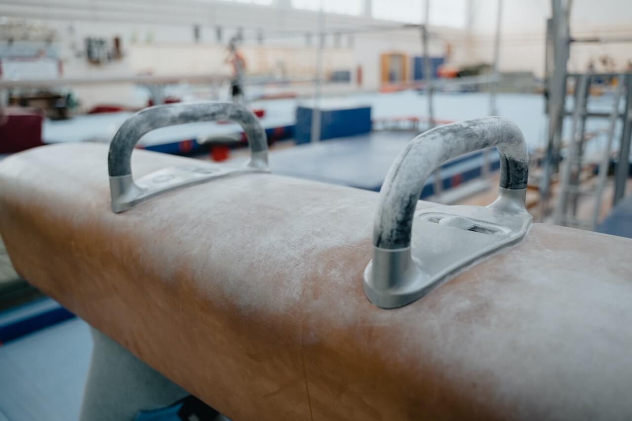 How to setup a gymnastics gym with a pommel horse like this one. 
