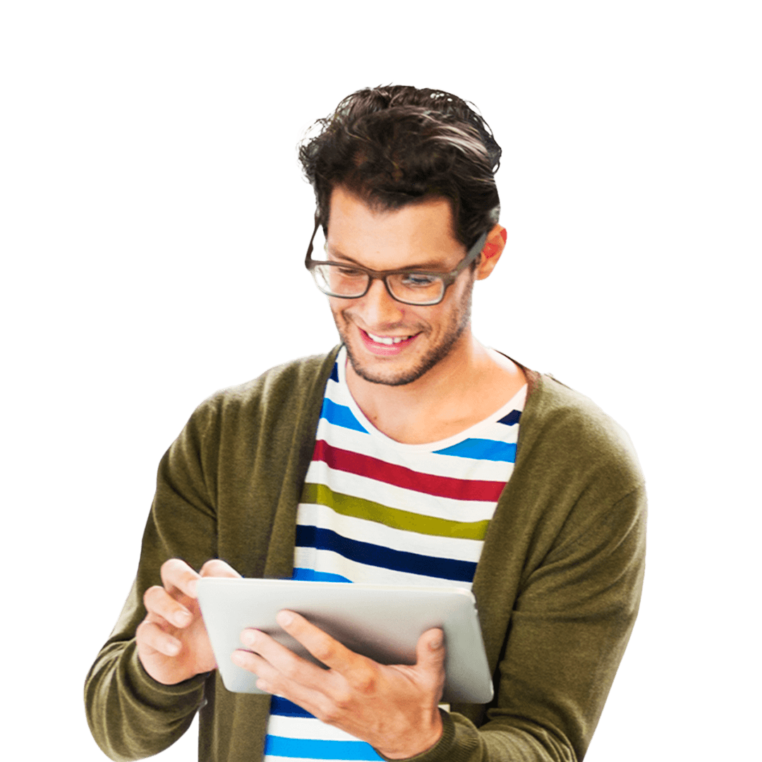 Junger Mann, der ein Tablet bedient