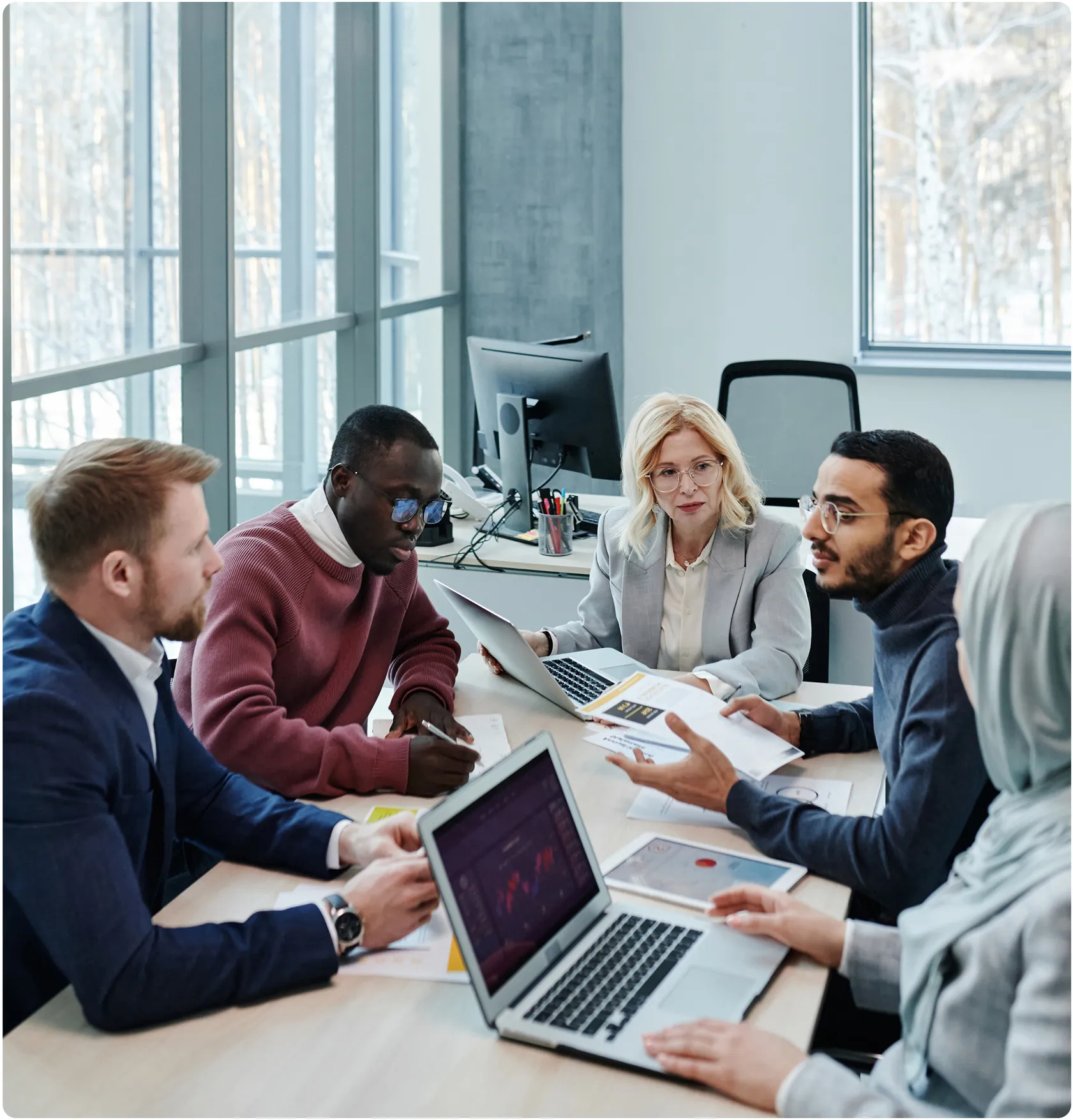Menschen arbeiten im Büro