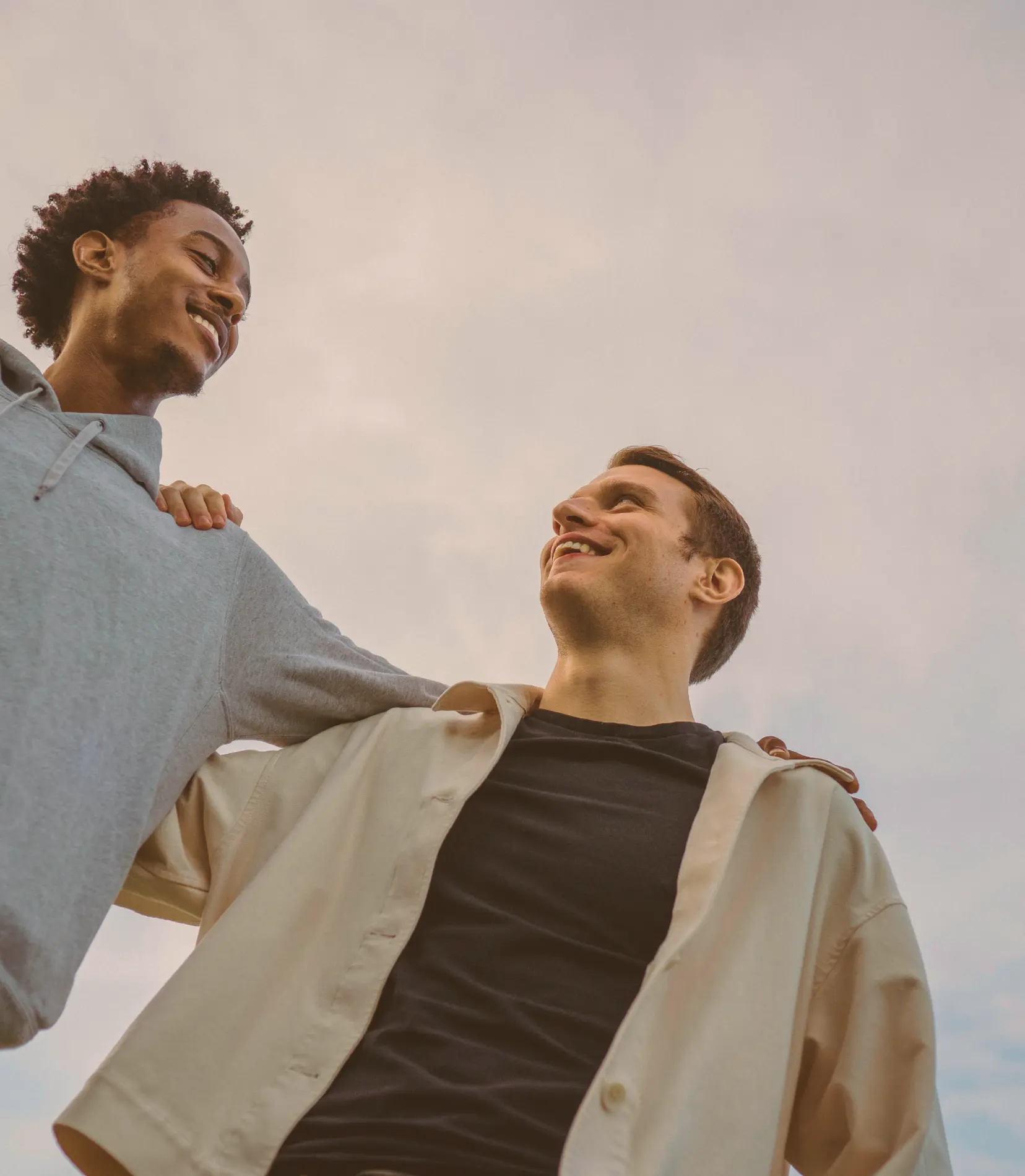 2 Personen umarmen sich