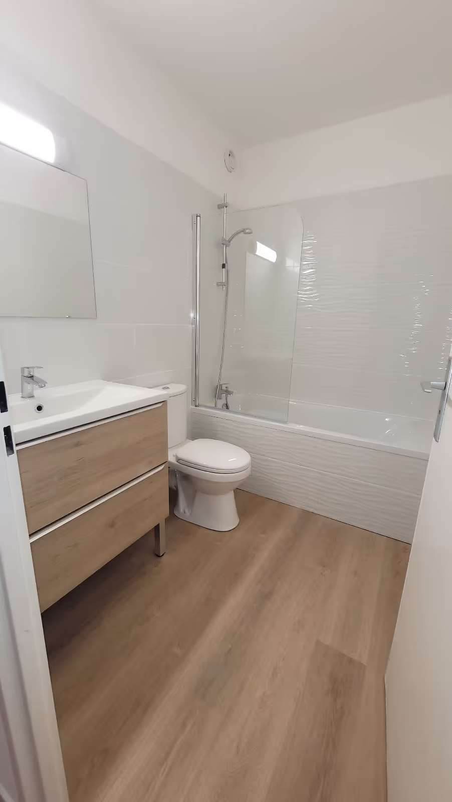 Salle de bain après travaux de Aziz par Comptoir de l'habitat à Montpellier