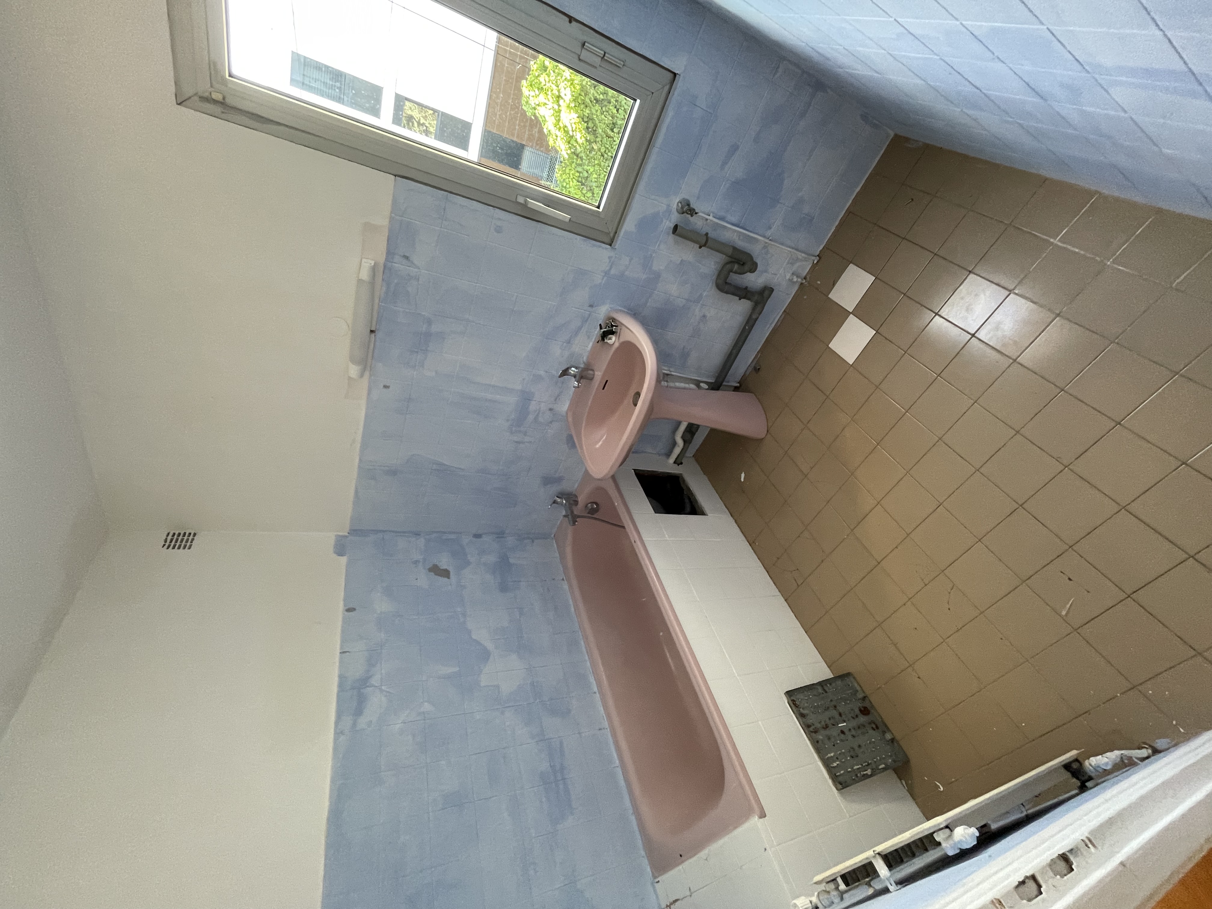 Salle de bain avant travaux de rénovations par le Comptoir de l'habitat à Montpellier
