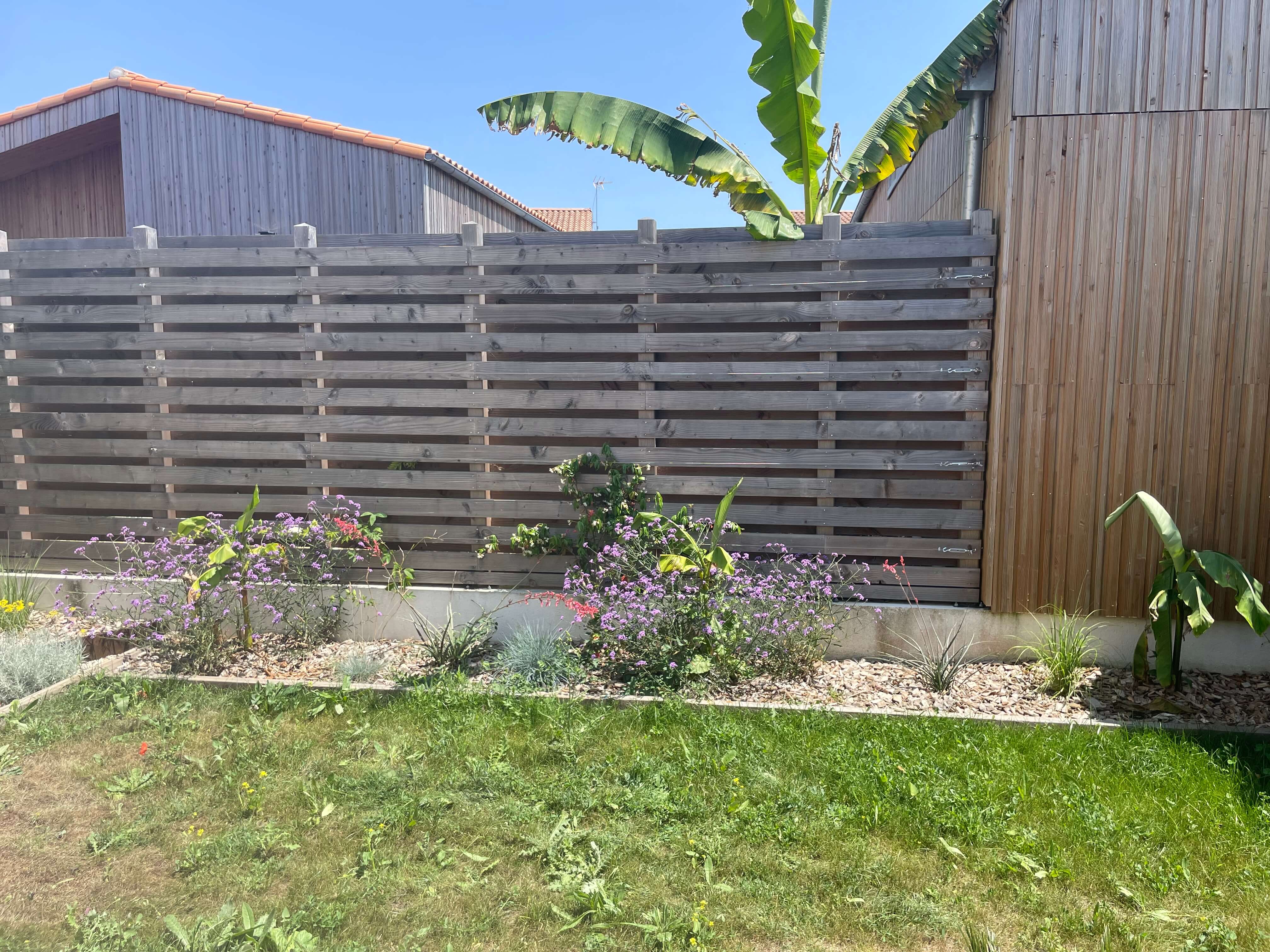 Petite terrasse de fleurs laissé à l'abandon