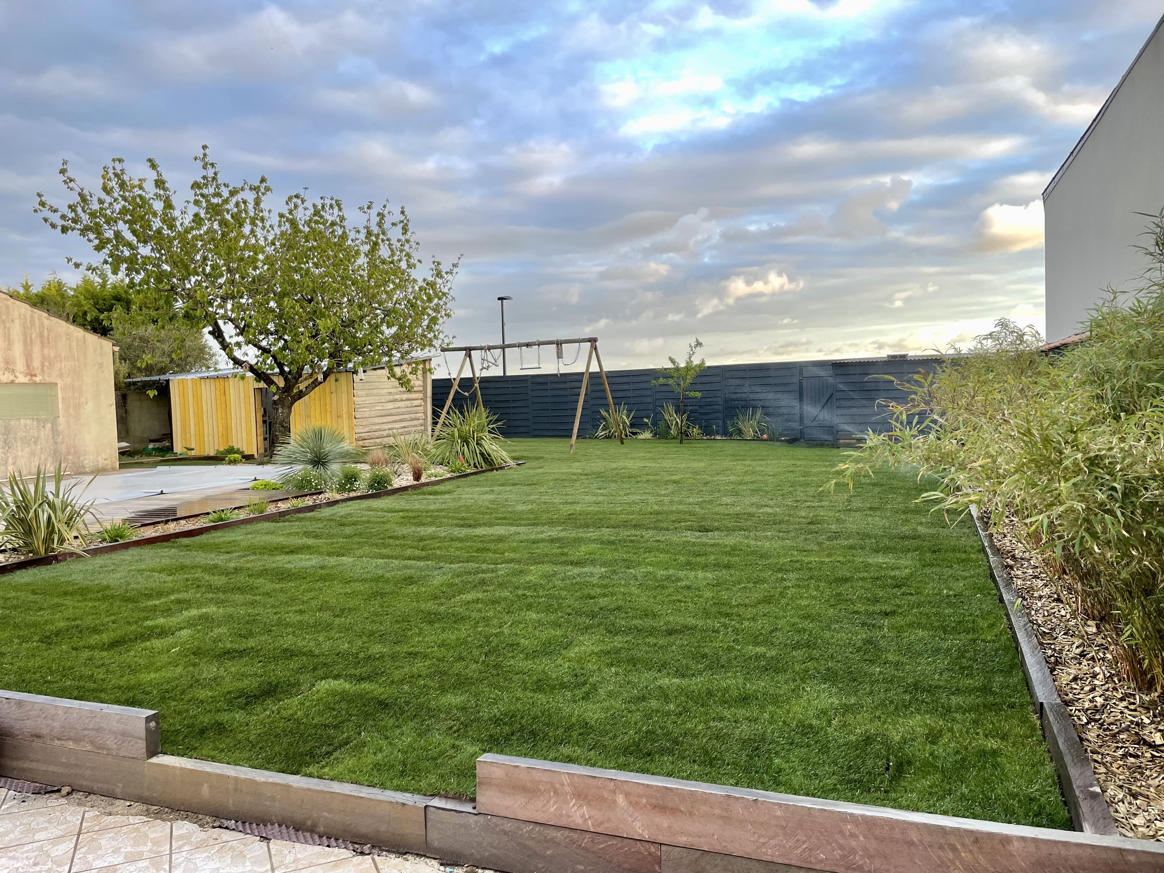 Ecrin paysager autour de l'eau gazon