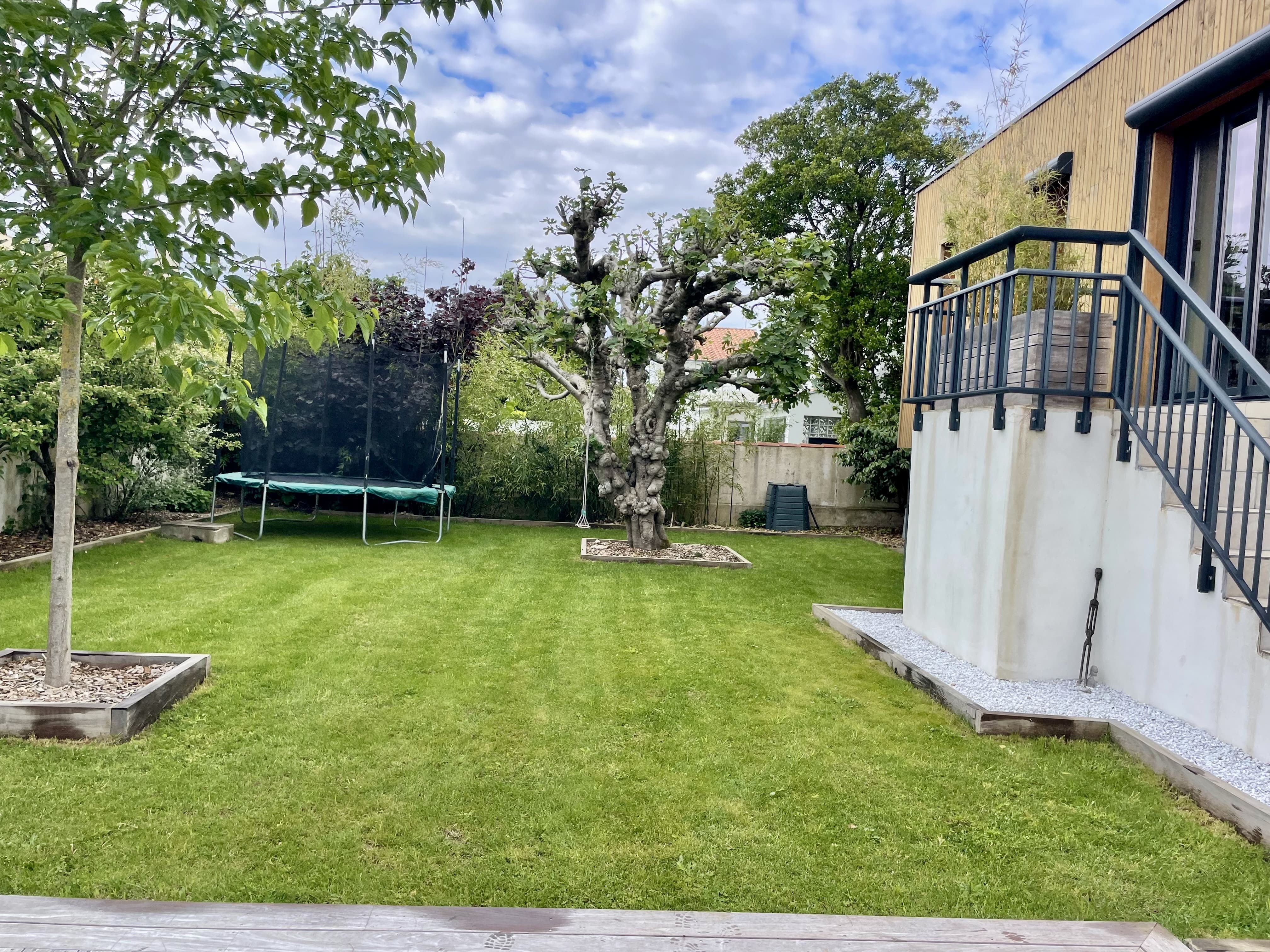 Perspective vers le fond du jardin 