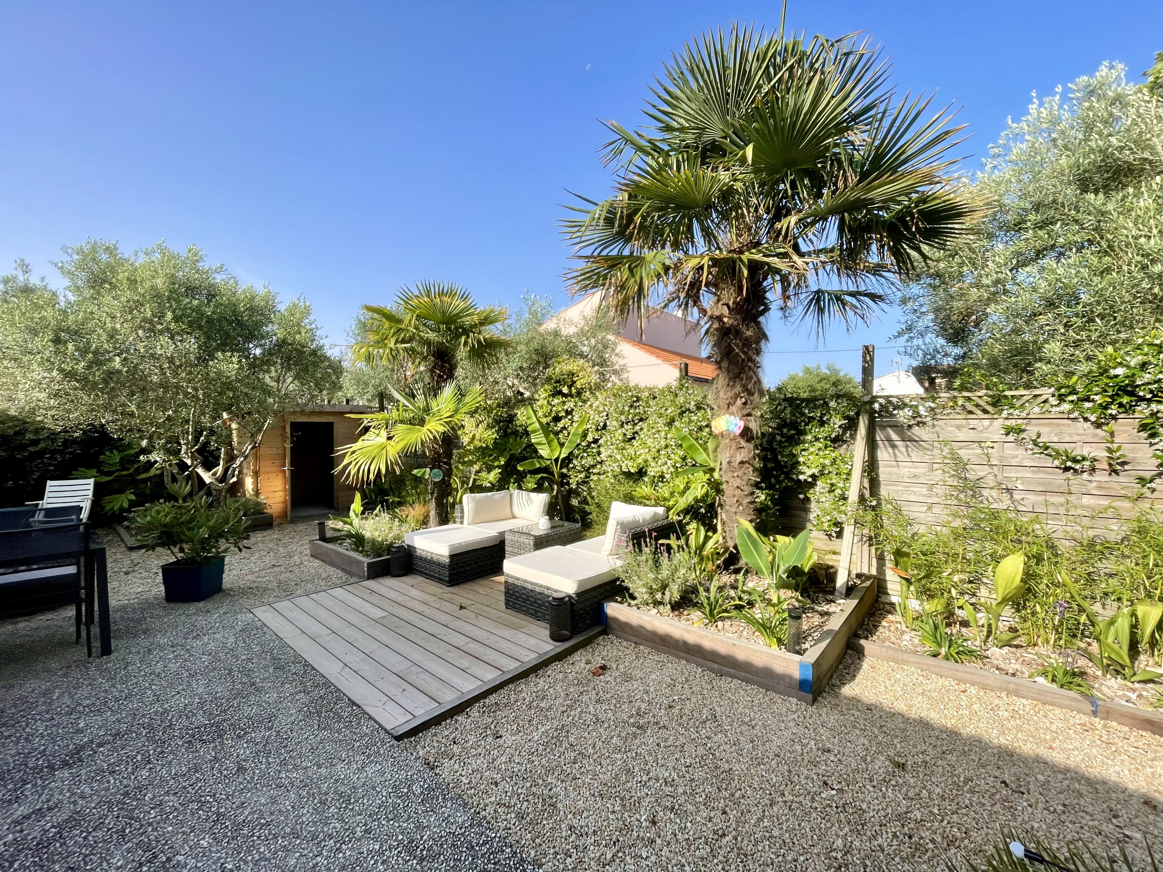 Massif exotique et terrasse bois 