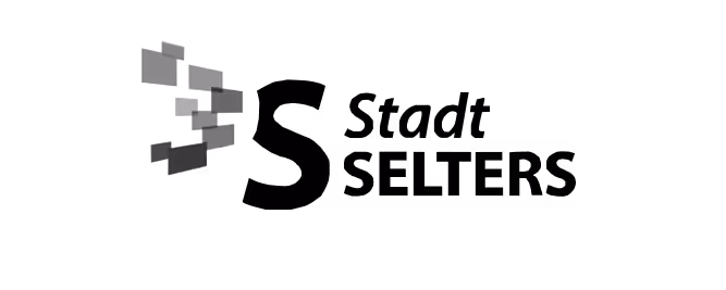 Eine stilisierte Darstellung von verschiedenen rechteckigen Formen, die zusammen eine dynamische Struktur bilden, neben einem minimalistischen Schriftzug „Stadt Selters“auf schwarzem Hintergrund.