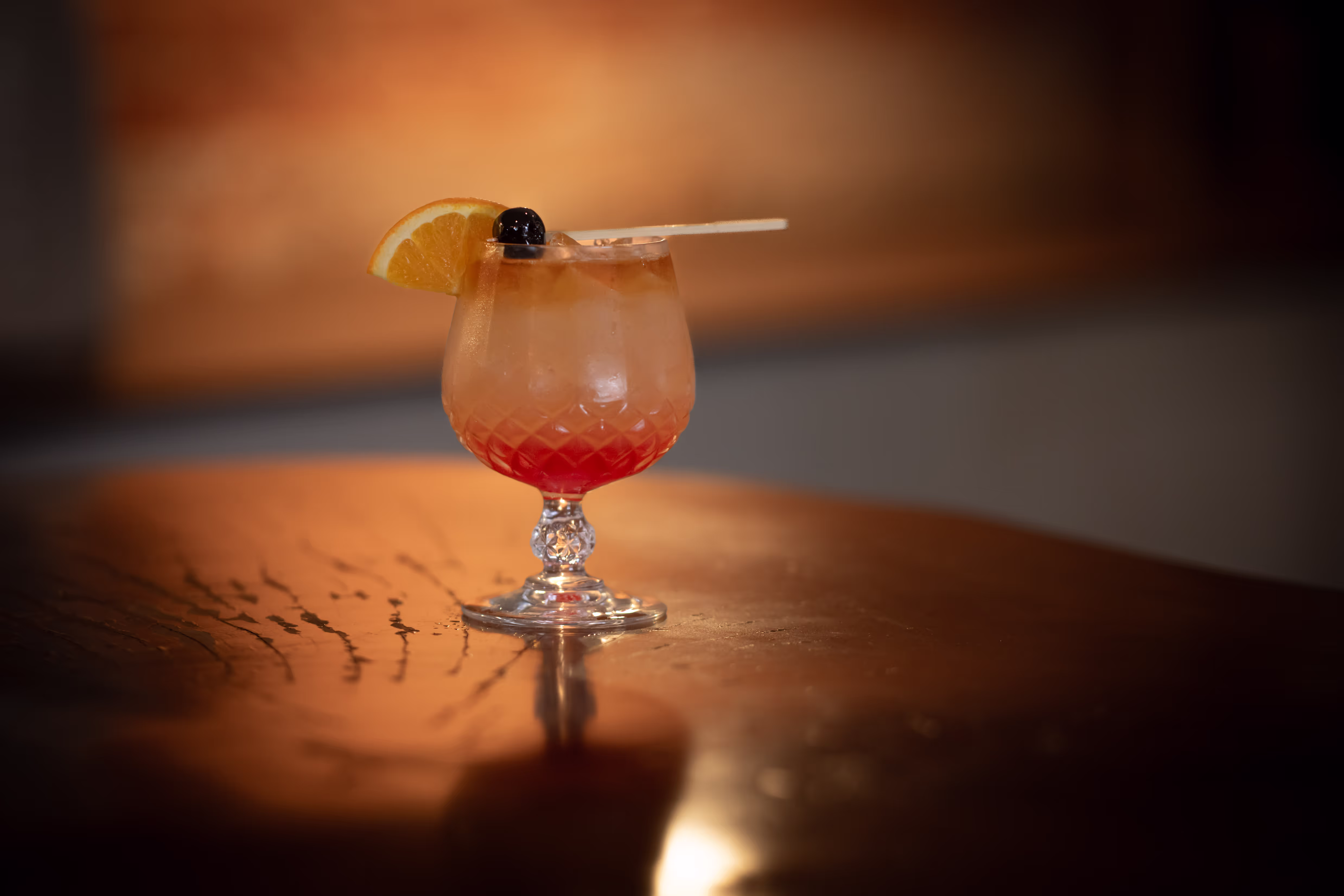 Image of a orange drink, with a slice of orange.