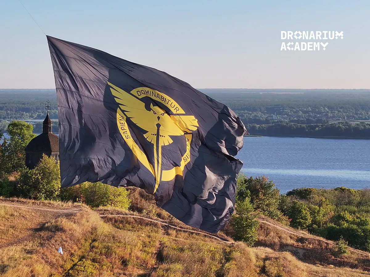 Величезний прапор ГУР МО України над Київщиною під час акції Dronarium Academy