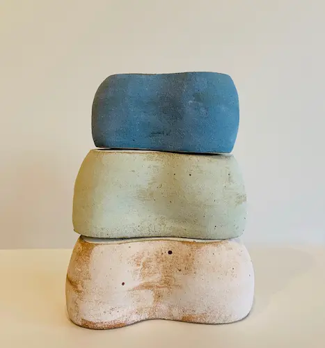 Minaal Lawn, Knuckle stack no. 17, 2020, stoneware, dry glaze, oxide, 20 x 13 x 8 cm