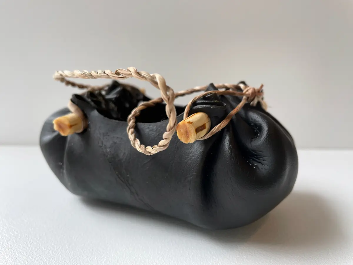 Nannette Shaw, Kelp vessel, 2021, bull kelp, native Tasmanian timber, river reed, medium/large, 6 x 12 x 7.5 cm (dimensions exclude handle)