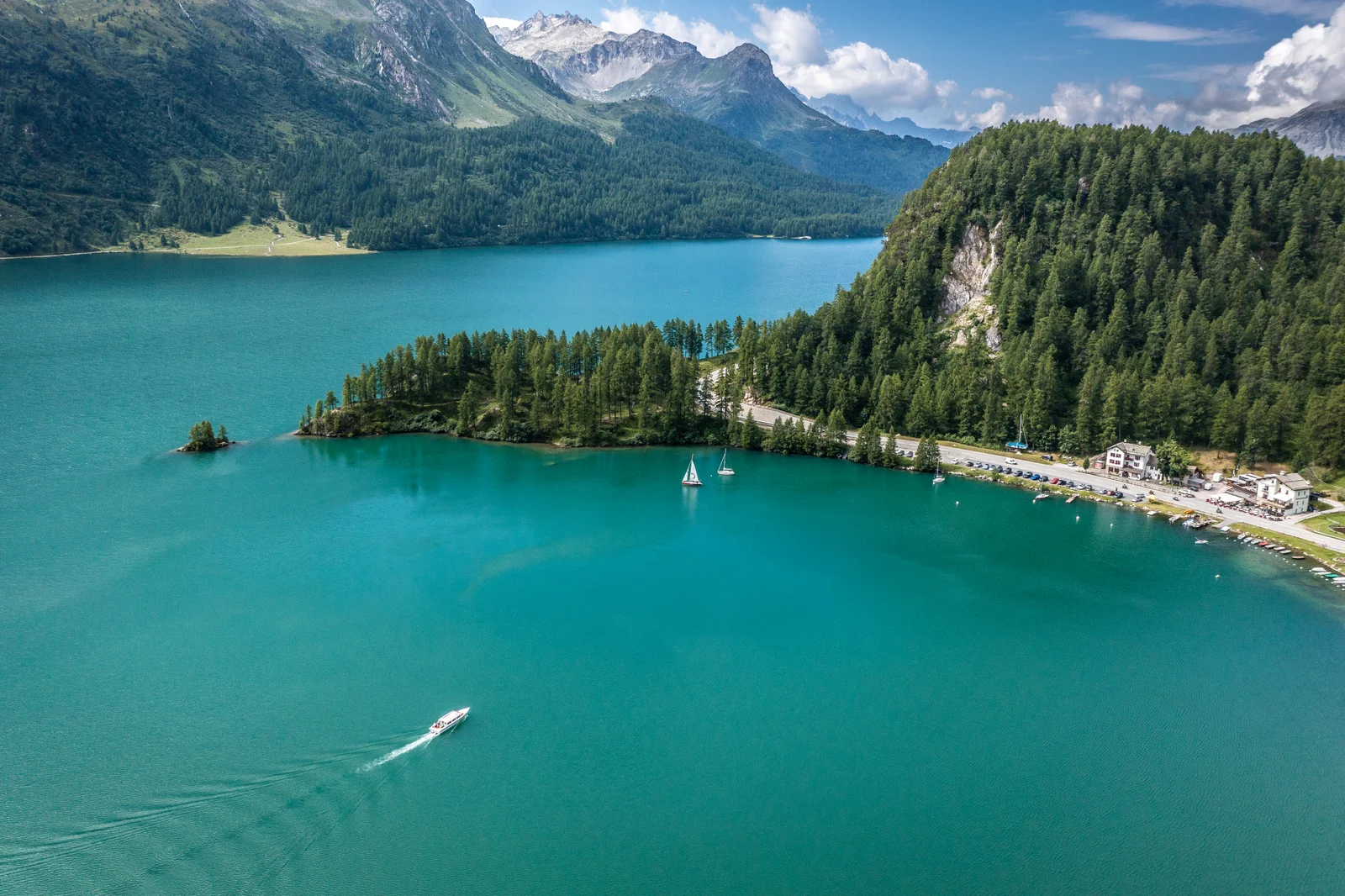 Le bateau à passagers MS Segl Maria traversant le lac de Sils vers Maloja
