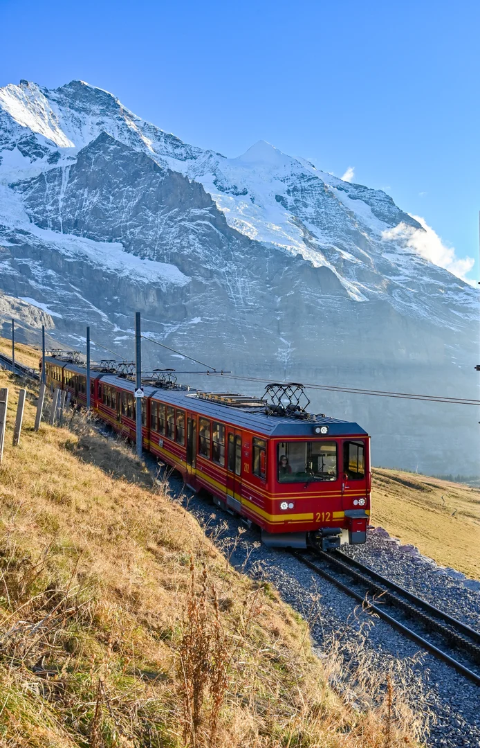 Rote Jungfraubahn unterhalb des Eiger auf dem Weg zum Jungfraujoch