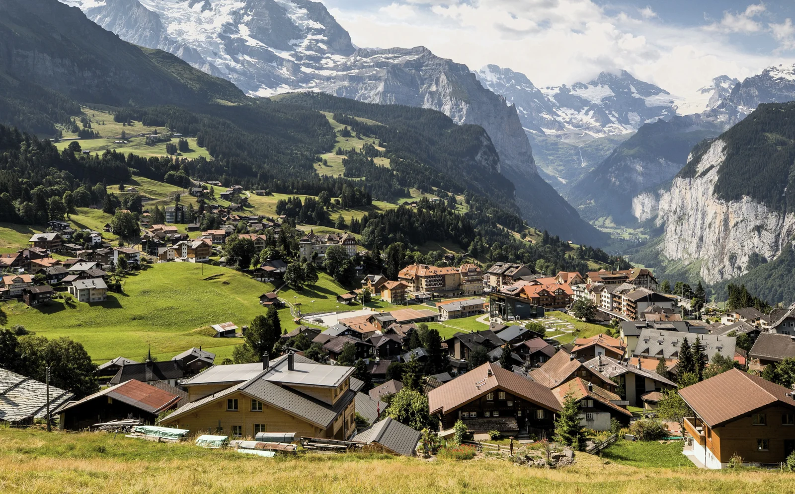 Wengen auf seiner Sonnenterrasse über dem Lauterbrunnental
