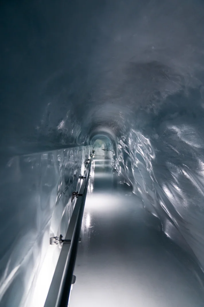 Beleuchteter Eistunnel im Eispalast am Jungfraujoch