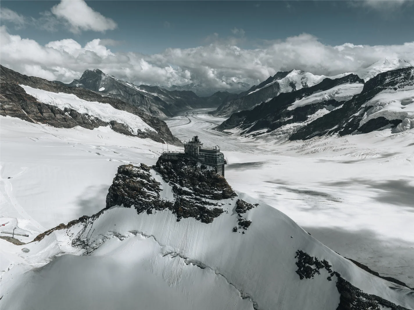 Sphinx-Observatorium auf seinem Gipfel am Jungfraujoch über dem Aletschgletscher
