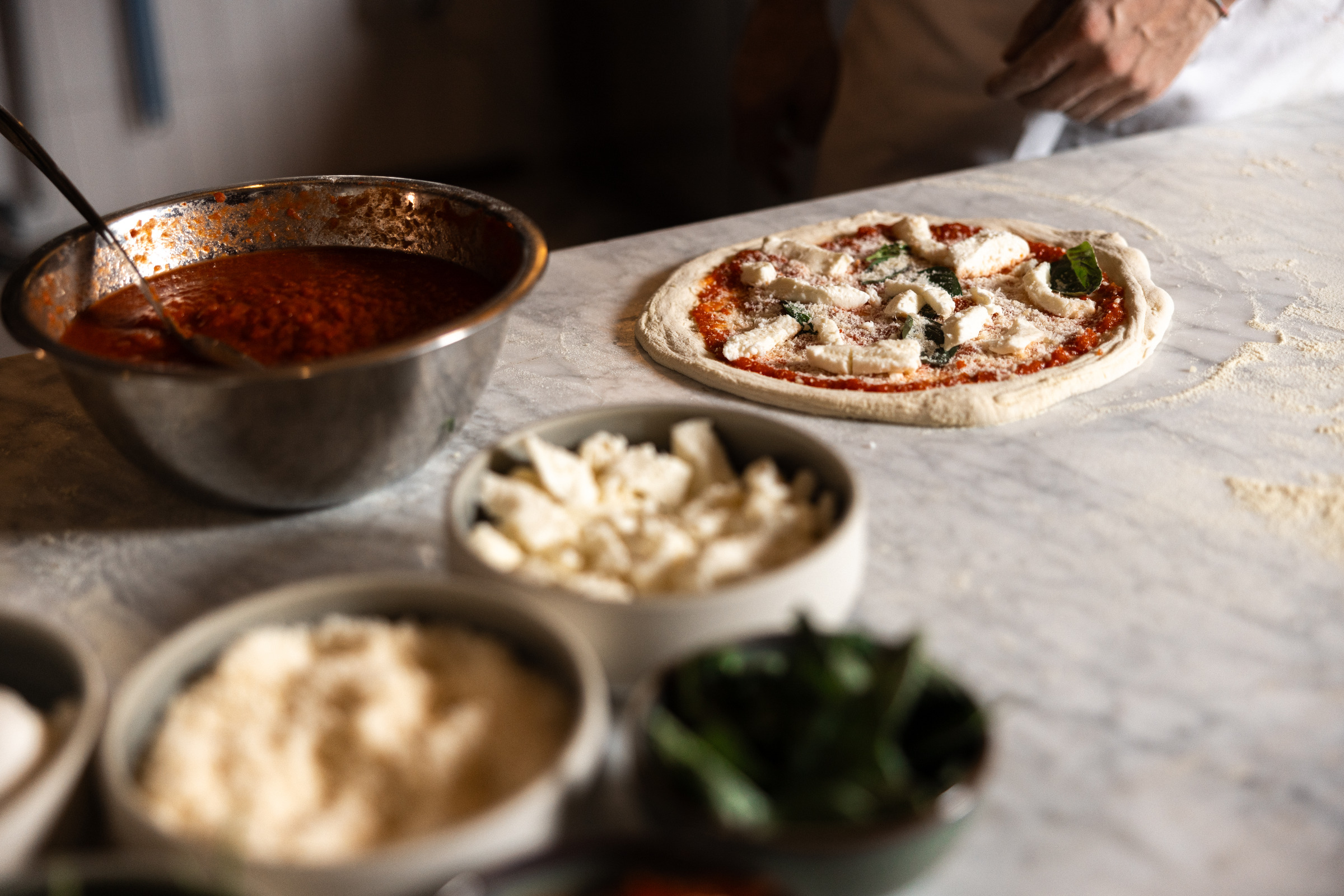 Bambino prepara una pizza all'Hotel Schweizerhof a Sils Maria