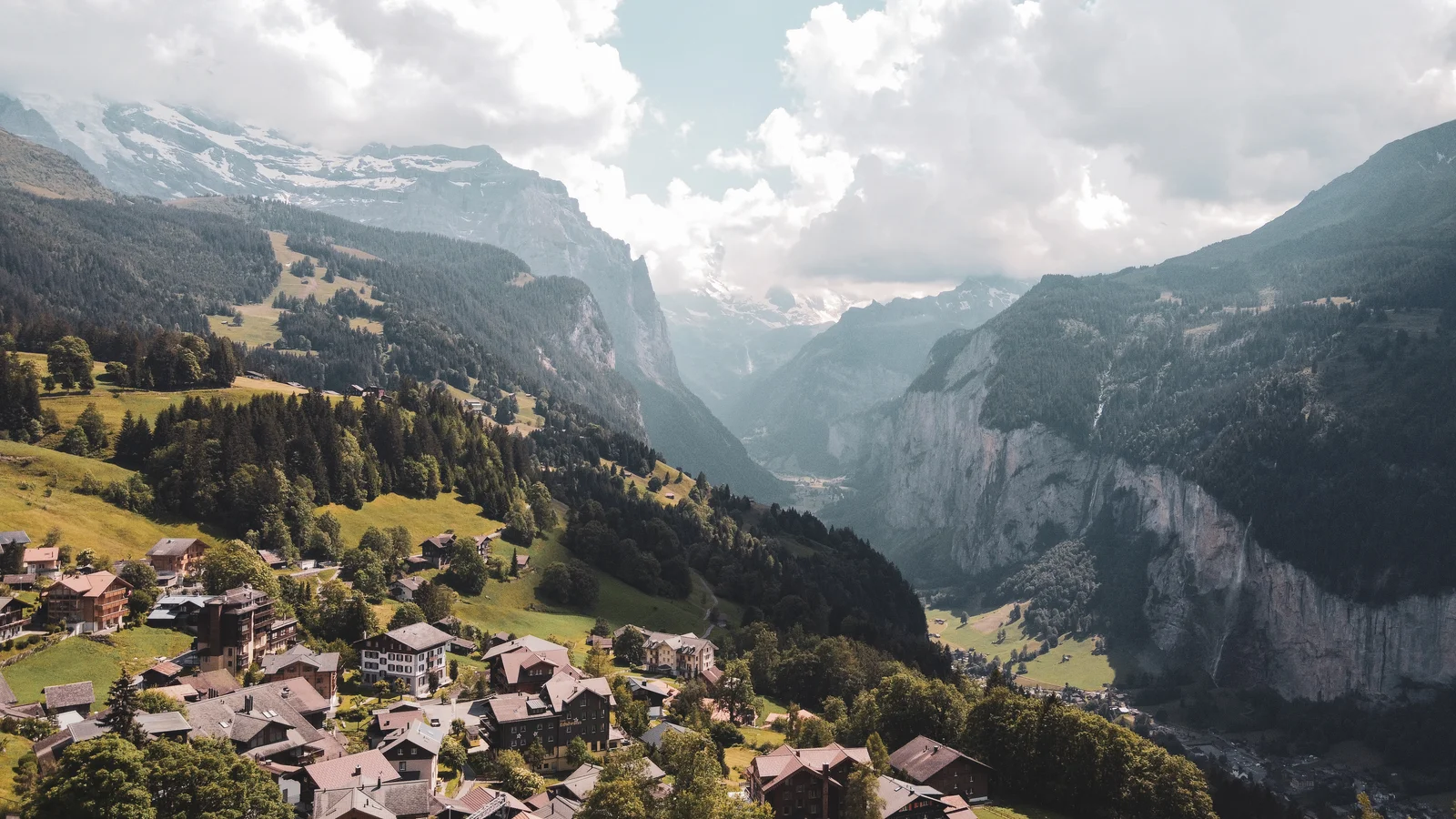 Luftaufnahme des autofreien Dorfes Wengen über dem Lauterbrunnental