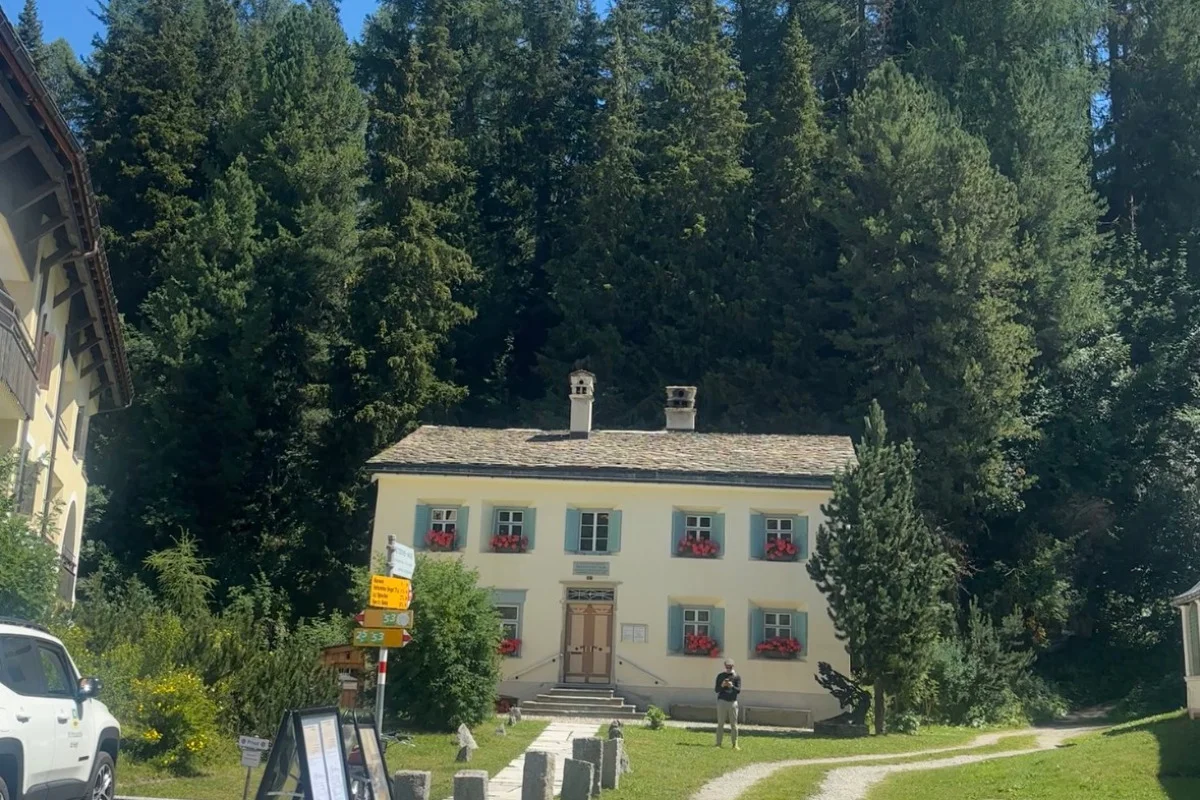 La Nietzsche-Haus à Sils Maria, une maison claire de deux étages en lisière de forêt