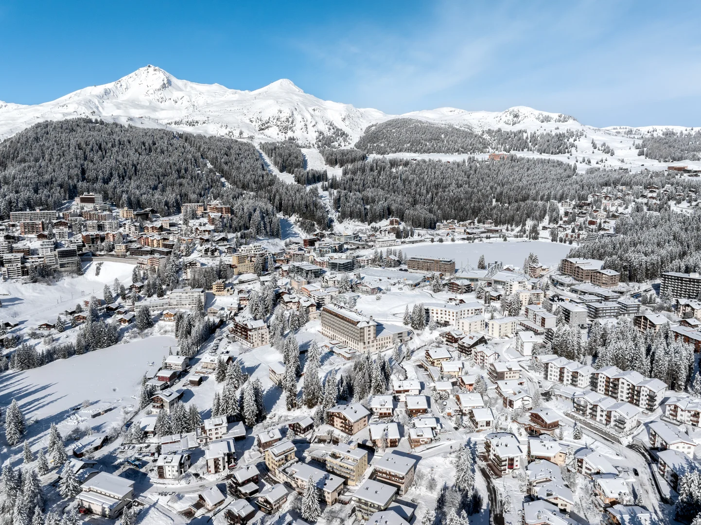 Il villaggio di Arosa e l'Obersee sotto la neve visti dall'alto in inverno