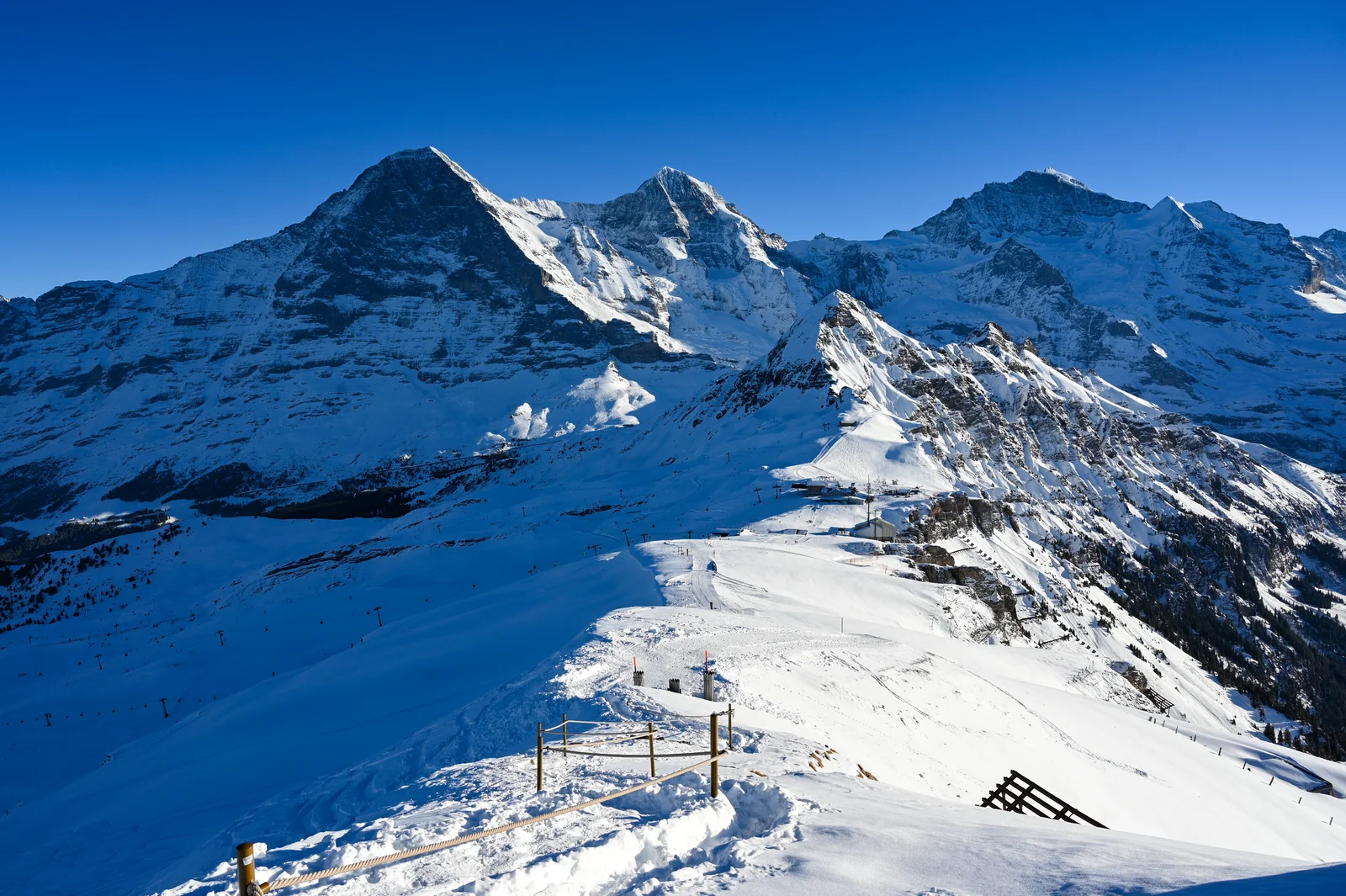 Verschneiter Grat am Männlichen mit Eiger, Mönch und Jungfrau in der Wintersonne